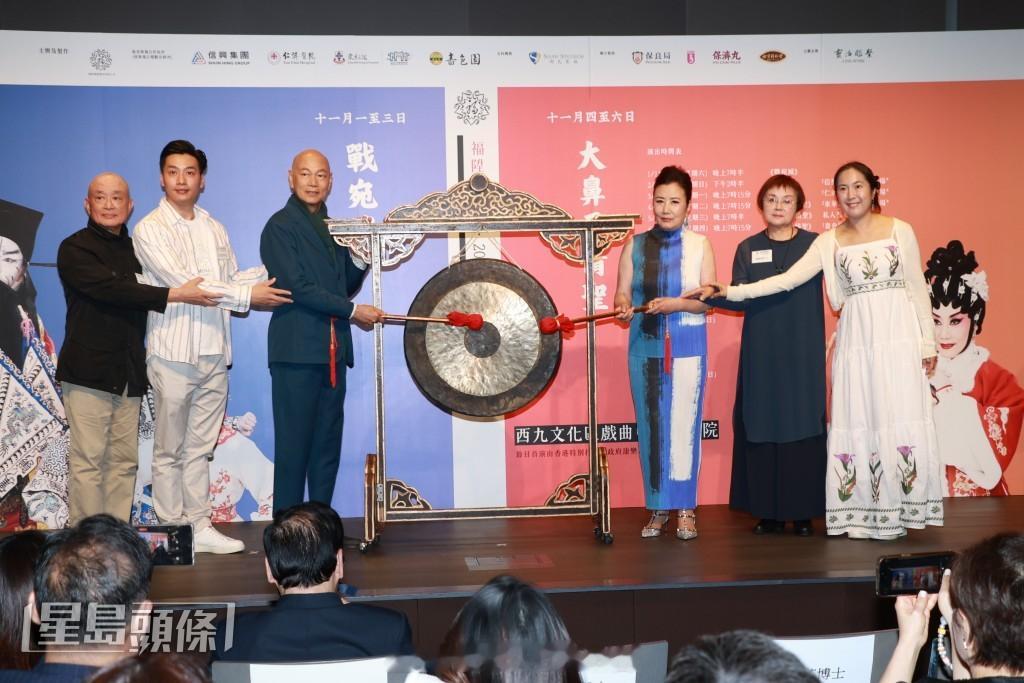 罗家英献花贺汪明荃78岁生日认“AA制”：保存实力阿姐预告粤剧中有性感演出|
