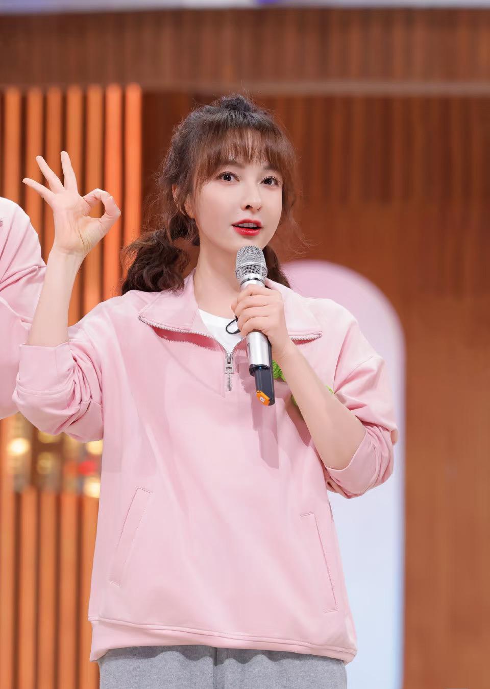 湖南跨年晚会上的吴昕，给全天下怕“扮嫩”的中年女性上了一课，那就是不必用力过猛，