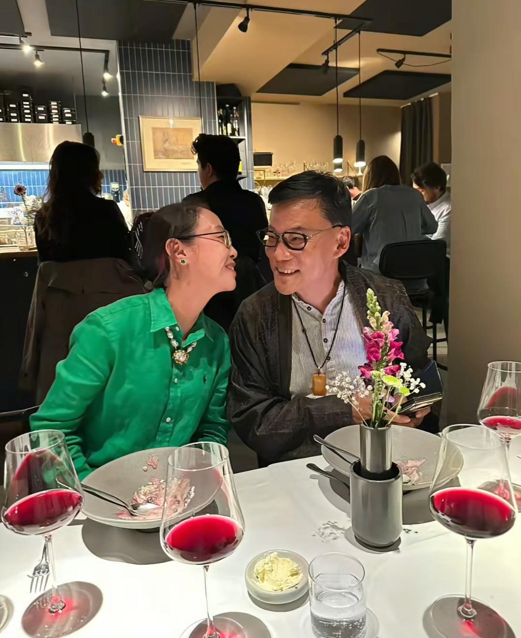 李国庆和新婚妻子张丹红到德国度蜜月，两个人到高级餐厅喝红酒，用餐时互动甜蜜，眼神