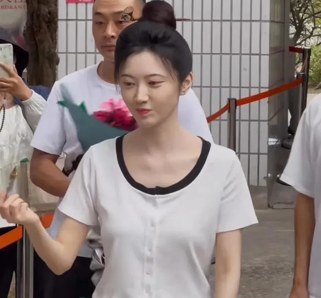 景甜这次路透私服完全选错了，太土了，妈感十足，人还是不能太瘦，脂肪太少了