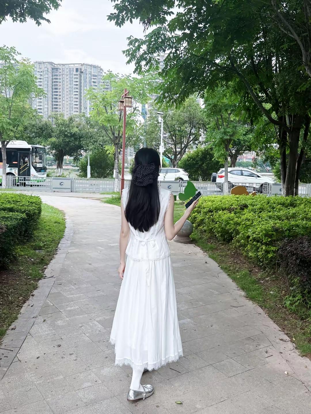 漫步在绿意盎然的公园，感受夏日的宁静与美好。