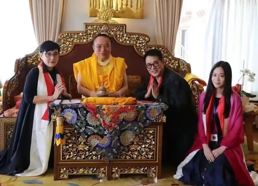 李连杰一家三口拜见大司徒仁波切，64岁利智罕见露面，状态很好！