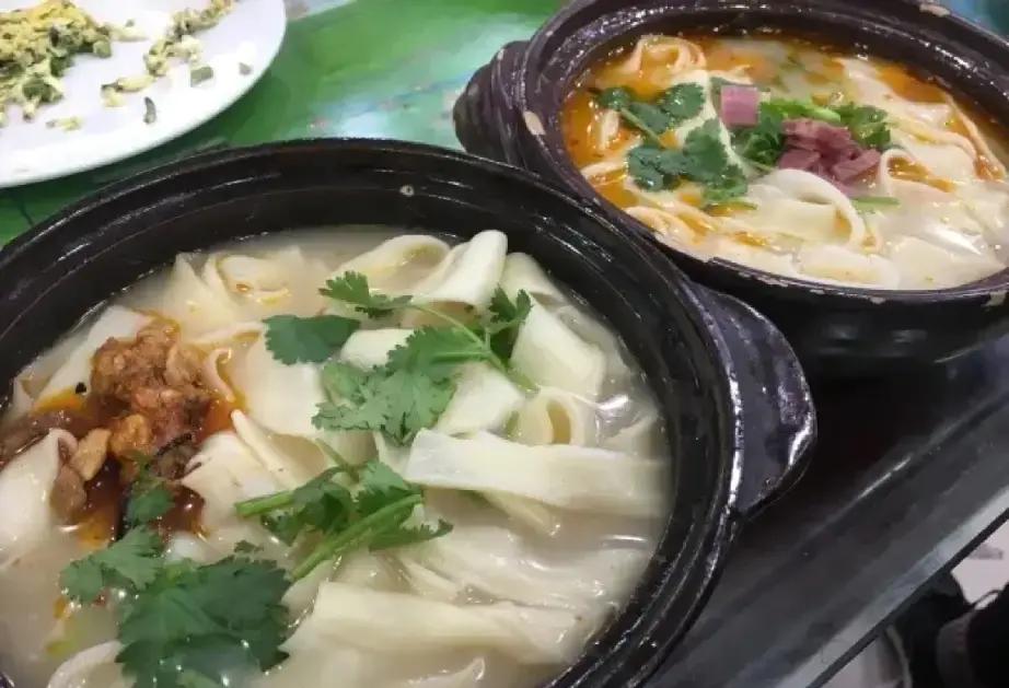 昨天中午我和我妈对比了一下血糖，我妈八十岁，糖尿病10年了，每天吃一粒降糖药，我