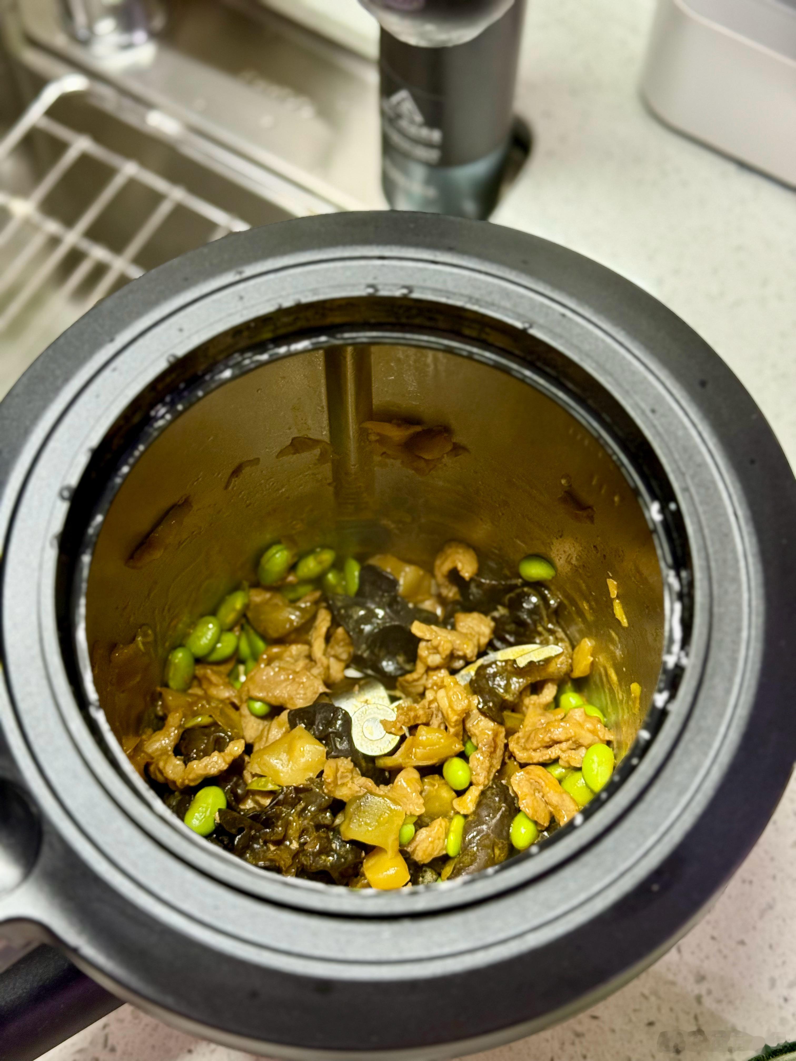 麻辣牛肉炖土豆丝瓜炒黑虎虾口水黄油鸡榨菜毛豆炒肉丝配着大馒头太香啦[馋嘴