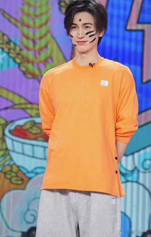 张凌赫顶级媚粉笑疯了，张凌赫今天在超话翻牌粉丝评论，粉丝问他怎么看"IMSB"这