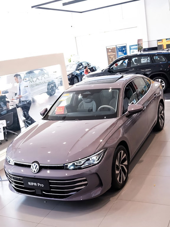 🚗谁说帕萨特只能是黑色？赛博粉太绝了！家人们谁懂啊！本来陪朋友去看车，结果自己一眼定情这台赛博粉帕