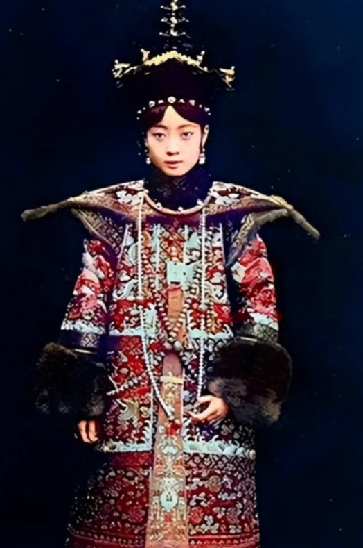 她最后是活活臭死的。大小便失禁，躺在自己的屎尿里，浑身烂疮，41岁的女人，瘦得像