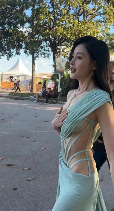 同样是隐私部位！普通人遮严实怕冒犯，明星网红却在戛纳红毯拼命露胸博热度，这到底是