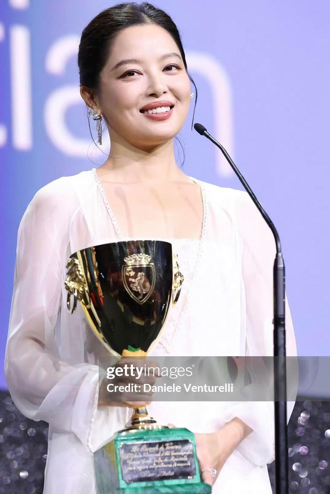 香奈儿脸笑烂了吧，两套新季高定押中影后​​​