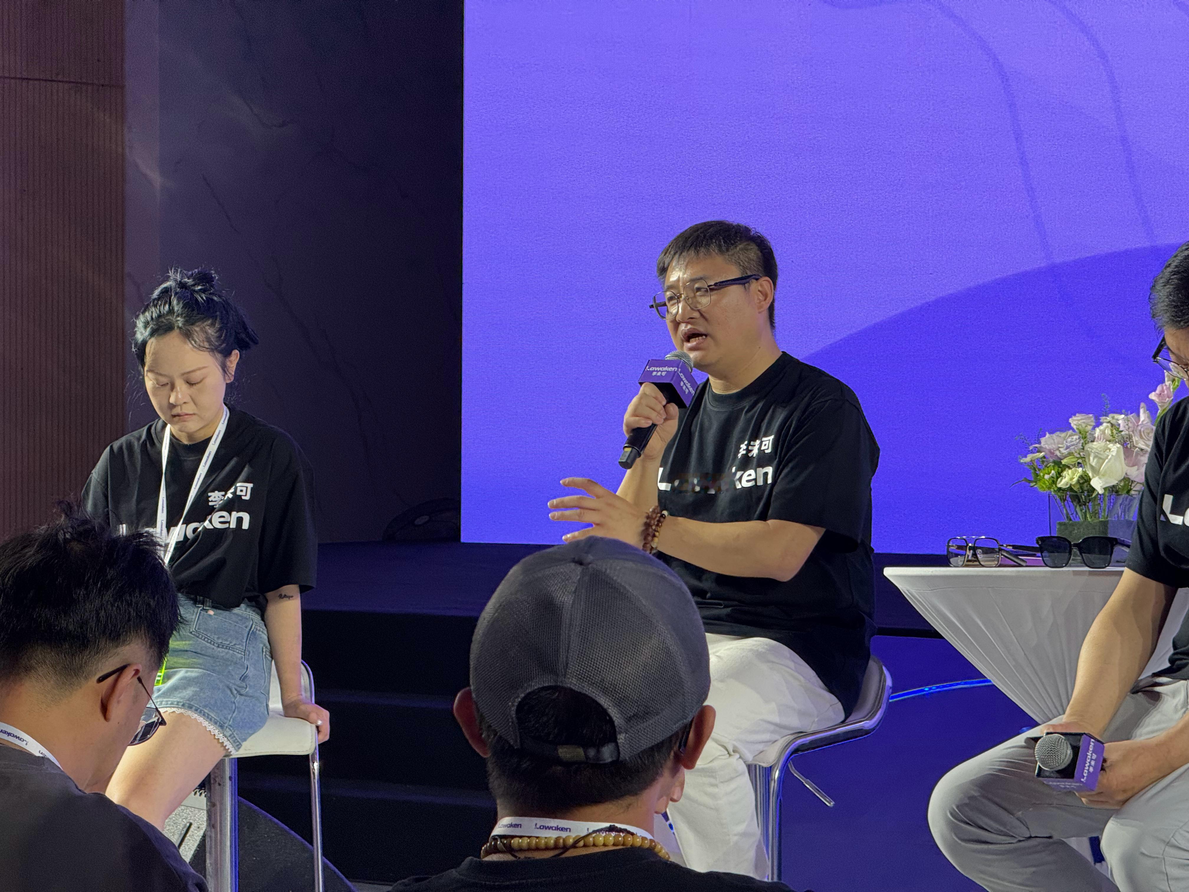 尾巴参加了一场李未可AI眼镜群访，做智能眼镜的创业公司那么多，商业模式怎么打
