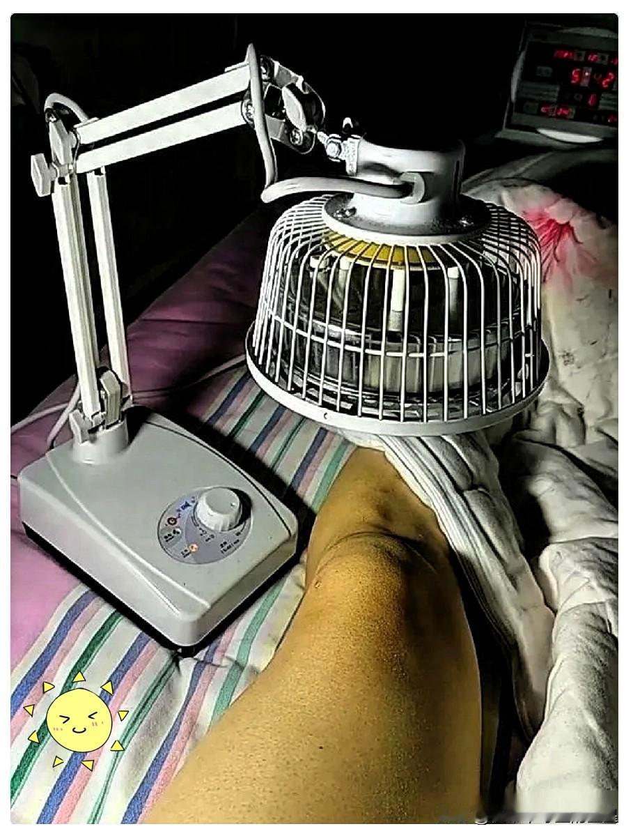 医生让我烤一年膝盖。你没听错，就是拿个电磁波烤灯，对着膝盖，每天一小时，坚持一