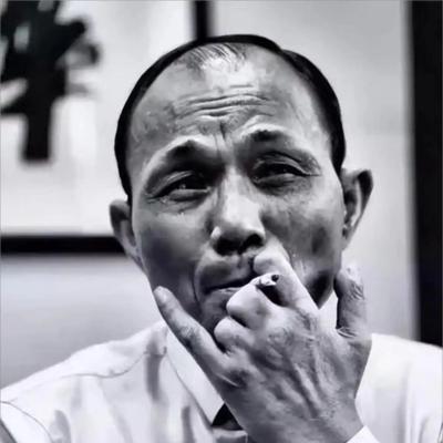 1993年，尧建云带着1000万在公海豪赌，在赌桌上，尧建云故技重施出“老千”，