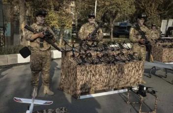 伊朗可能真的要变天了，怪不得对美国的政策一会强硬一会软弱，原来伊朗内部正在进行权