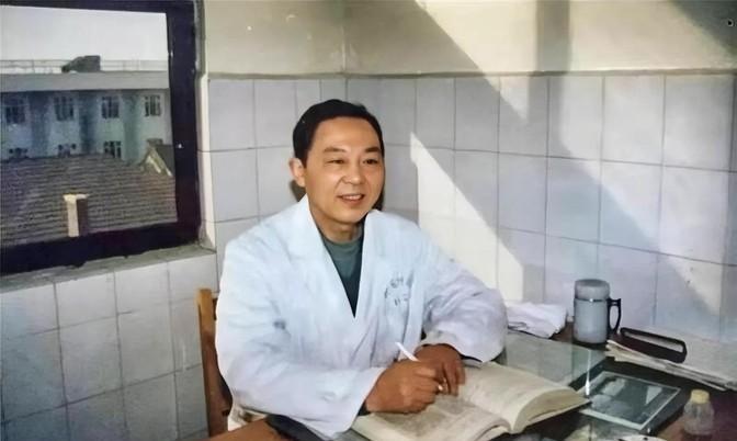 1970年，徐州一主任医生趁妻子不在，偷偷服用了4克毒性极强的曼陀罗花，所有人都