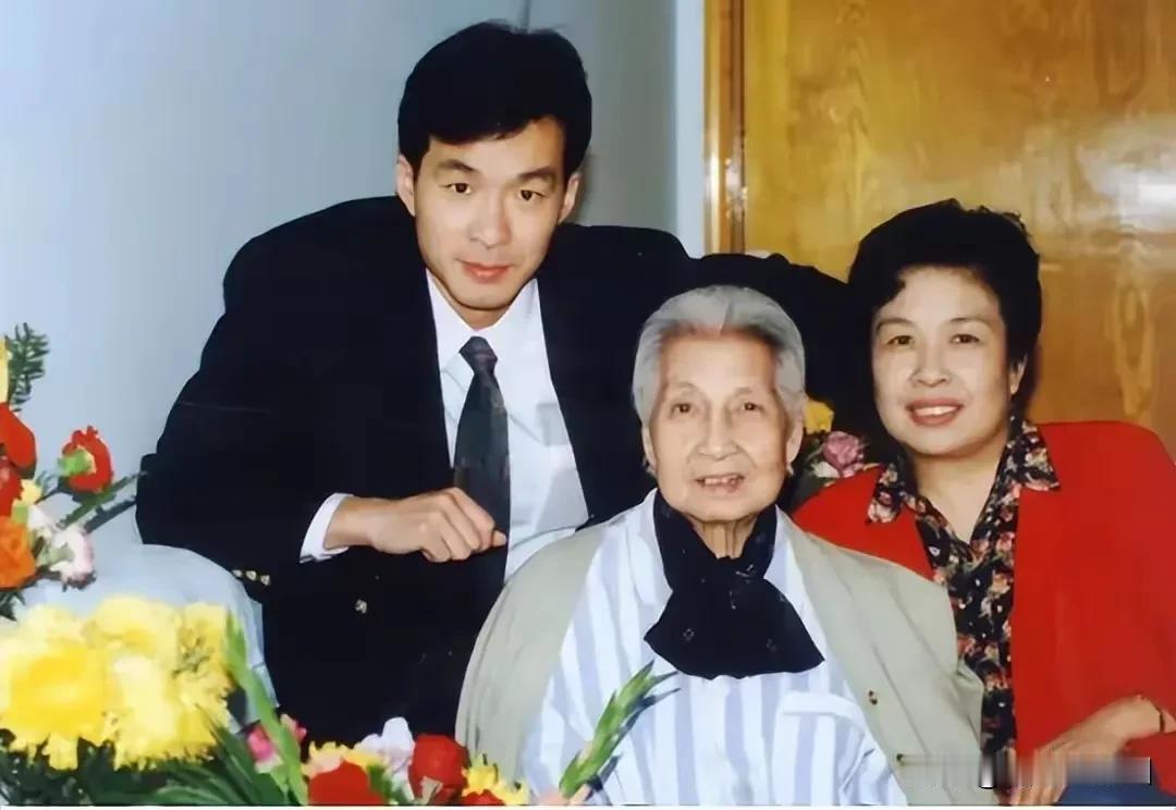 当医生告诉曾志，说她患的是“恶性淋巴瘤”时，84岁的曾志既没有惊讶，也没有害怕，