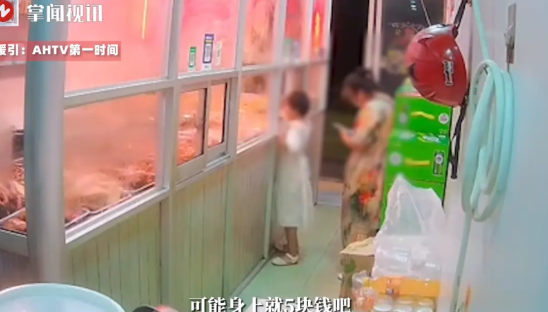“这个卖口水鸡的老板火了！”8月15日，江苏南通，一母亲带着女儿到一家熟食店里买