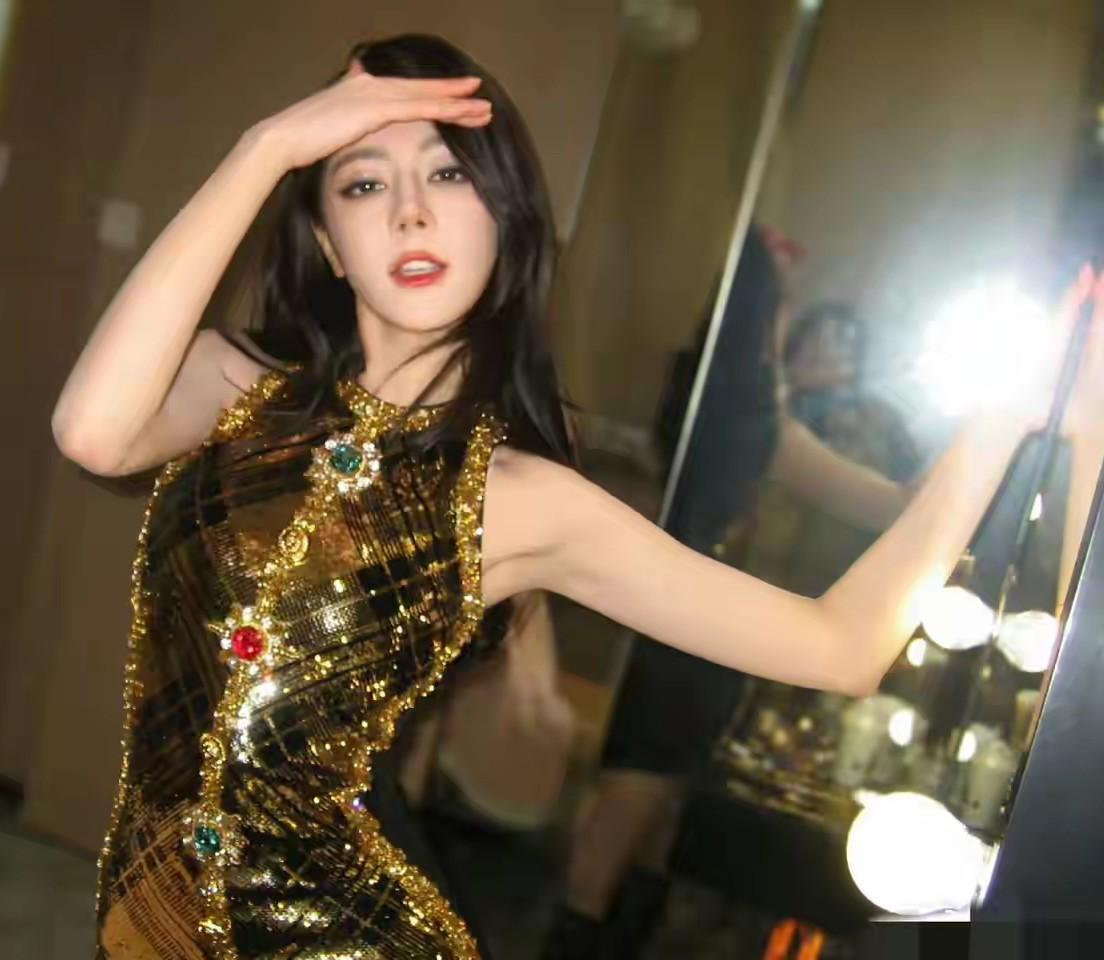 热巴真的要跌下神坛了最近画风越来越歪先是新剧脸肿，让人怀疑动脸了，今天工作室