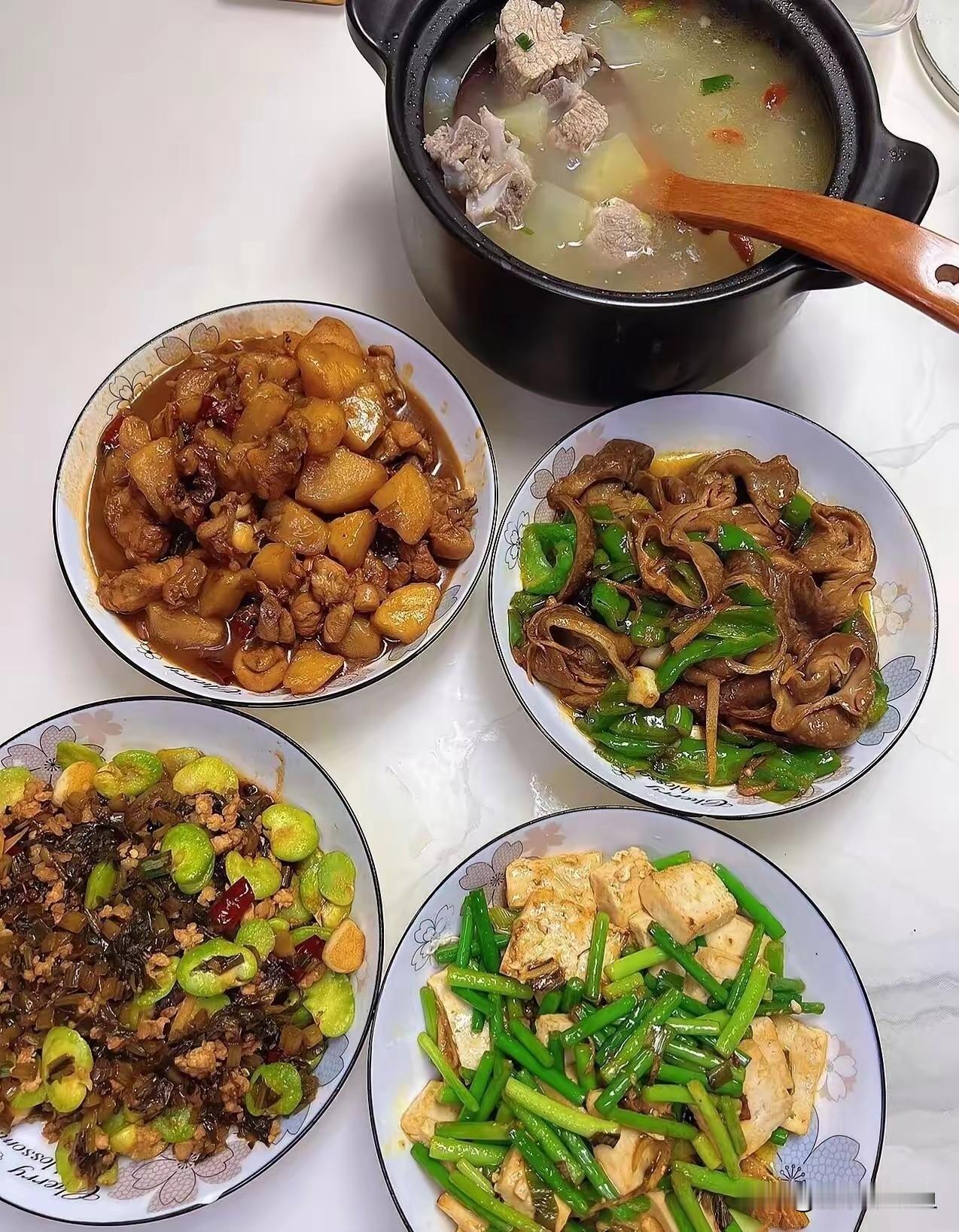我真的有点理解不了我的妈妈我妈妈今年60岁，每个月有退休金，生活安稳。