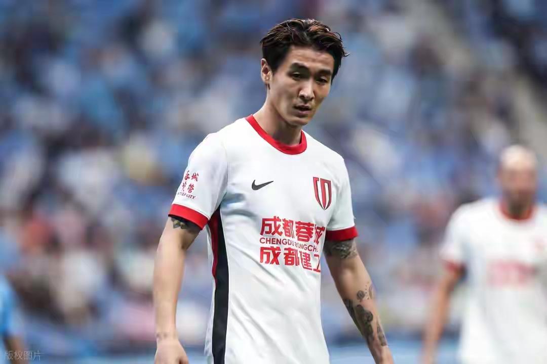 有网友点评韦世豪在吴曦拿金球奖的报道下面发表情“[笑着哭]”，要么是不满，要么是自