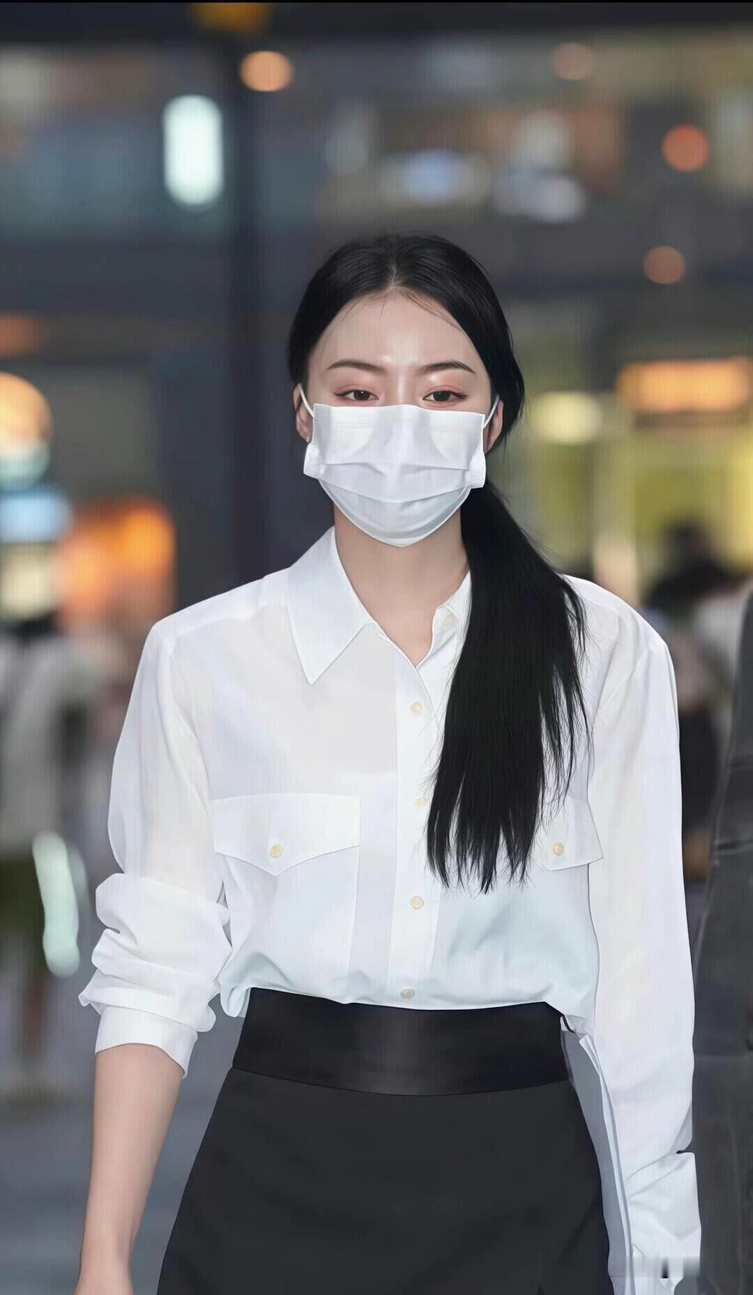 都市女郎穿搭指南：白色衬衫+黑色裙子，简约优雅！