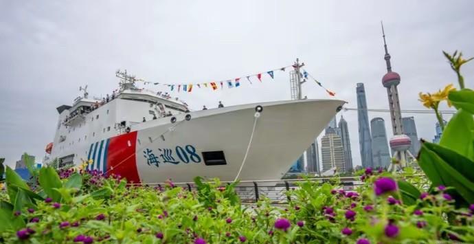 鹰酱：你管这叫艇？兔子：对，中国海警最新的海巡08远洋巡逻艇，排水量218余吨