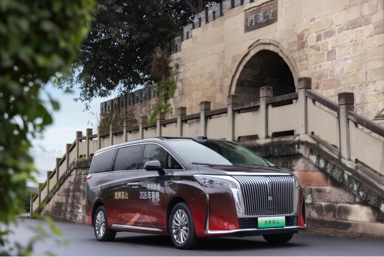 央视的高标准要求，魏牌高山全部满足。全系标配Hi4性能版智能四驱电混技术，强劲动