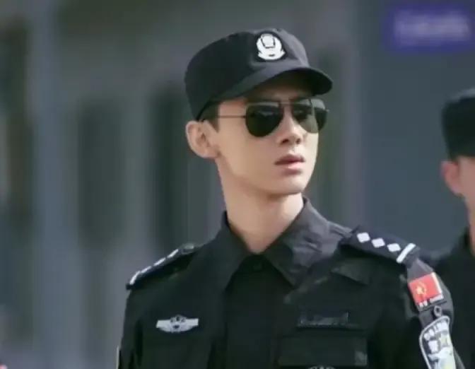 一个警校生被分到乡镇派出所，五年里白天出警晚上背法条，硬是把法考和遴选一起啃下来