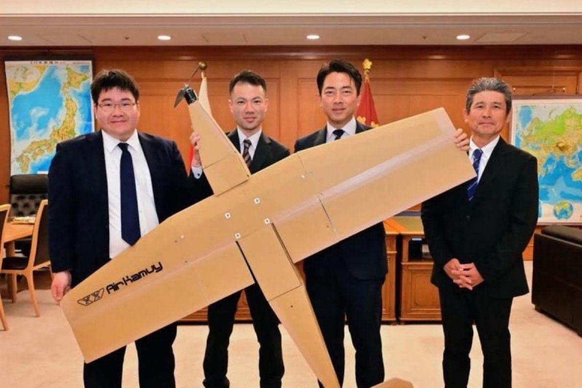 不愧是工匠精神啊。2500美元就买一架瓦楞纸壳做的纸飞机，他们是对瓦楞纸壳有