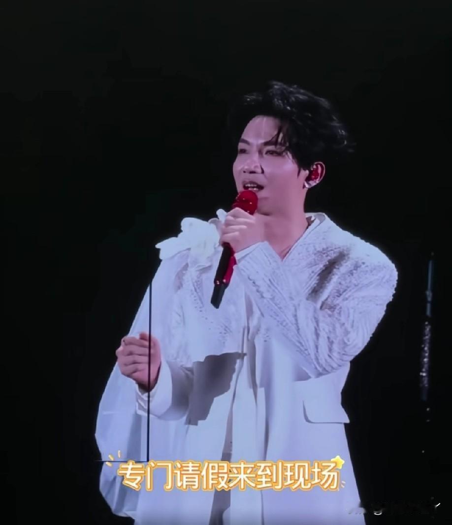 俞灏明空降陈楚生广州演唱会，“三连比心”好兄弟情谊让人羡慕啊！陈楚生广州演唱