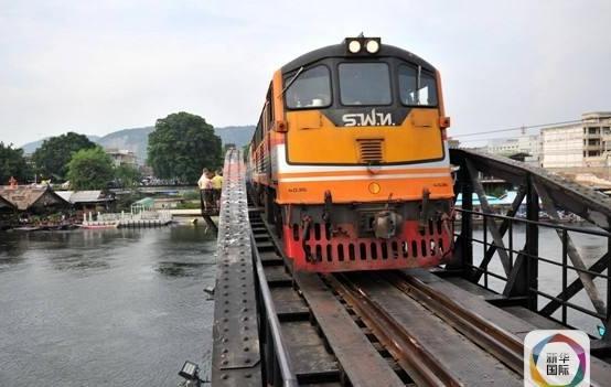 幸亏中国没中标！泰国高铁选择日本人建设，建成后让泰国欲哭无泪。一辆贴着“测试中”