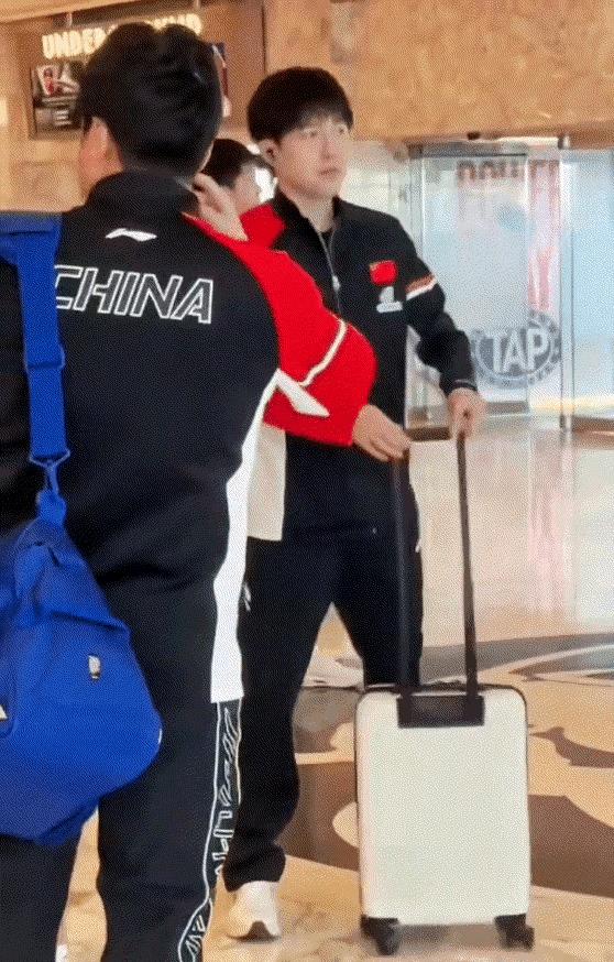 大头憋不住当众打哈欠，感觉都从米国传回来了，我差点也跟着打了一个！在国乒的