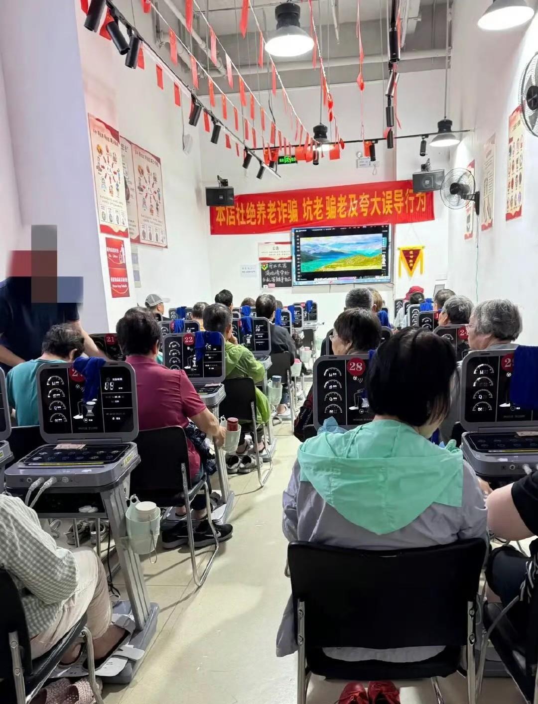 如果到一个地方你搞不清什么环境，那就先看当地的标语，横幅上写的一定是现实里有的，