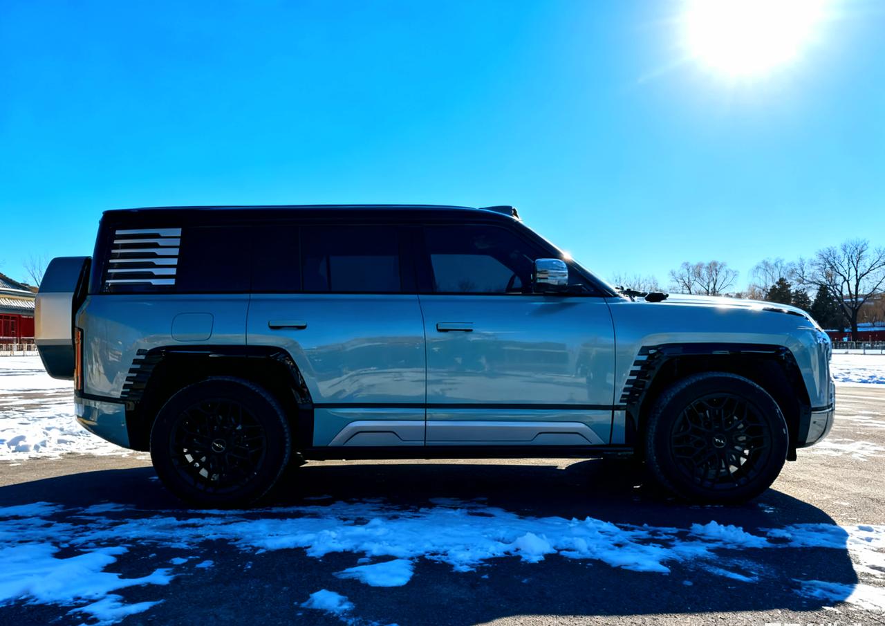 比亚迪仰望u8创造了一个奇迹，因为他真的在百万级国产高端品牌，除了红旗，他真的立