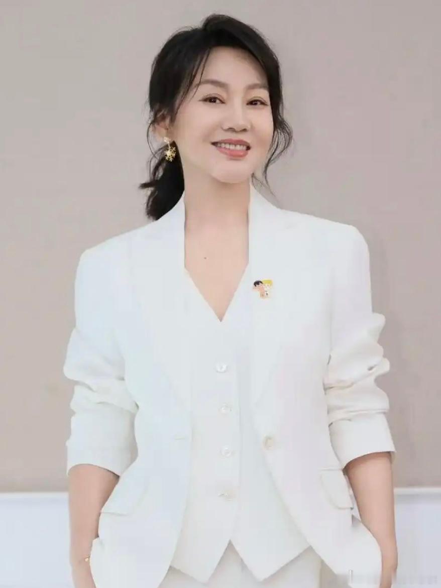 闫妮终于回应微醺了全网玩这个梗玩了快两年，她一直没正面接过话，这次开口第一句直接澄清自己很少喝酒，更