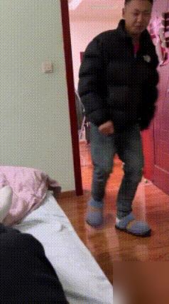 别吹什么教科书级演技了。我告诉你，那个刷屏3000万的中国男孩，根本不是在表