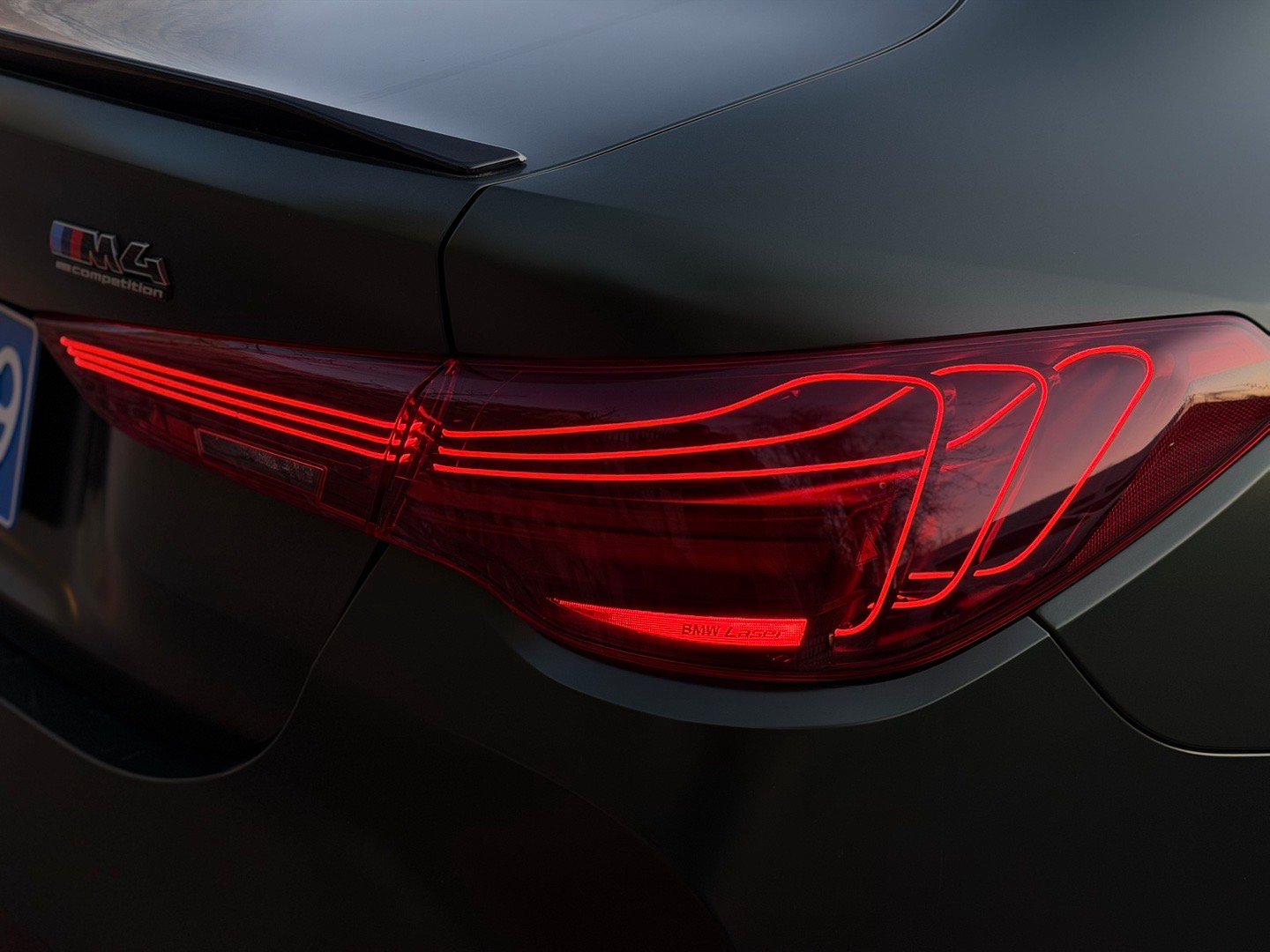 宝马的小姐姐问：春节需不需代步车？我：不太需要。宝马小姐姐：全球限量53台的那种