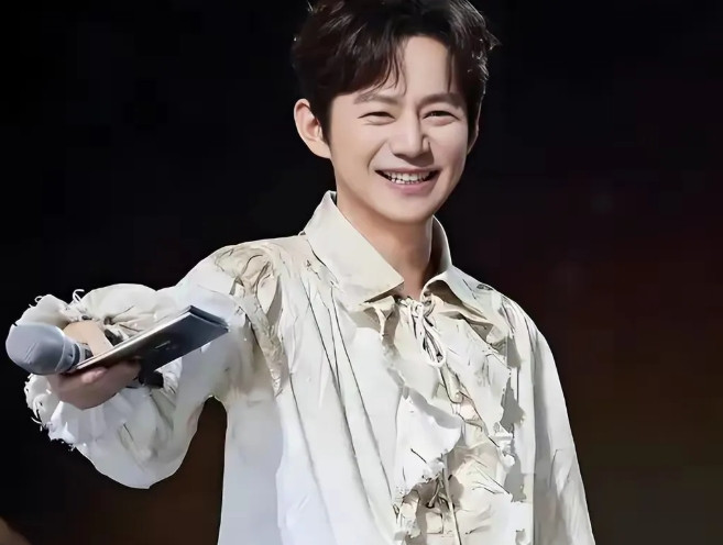 事实证明，无妻无子、身价过亿、做了51年老好人的何炅，才最凉薄。2023年跨