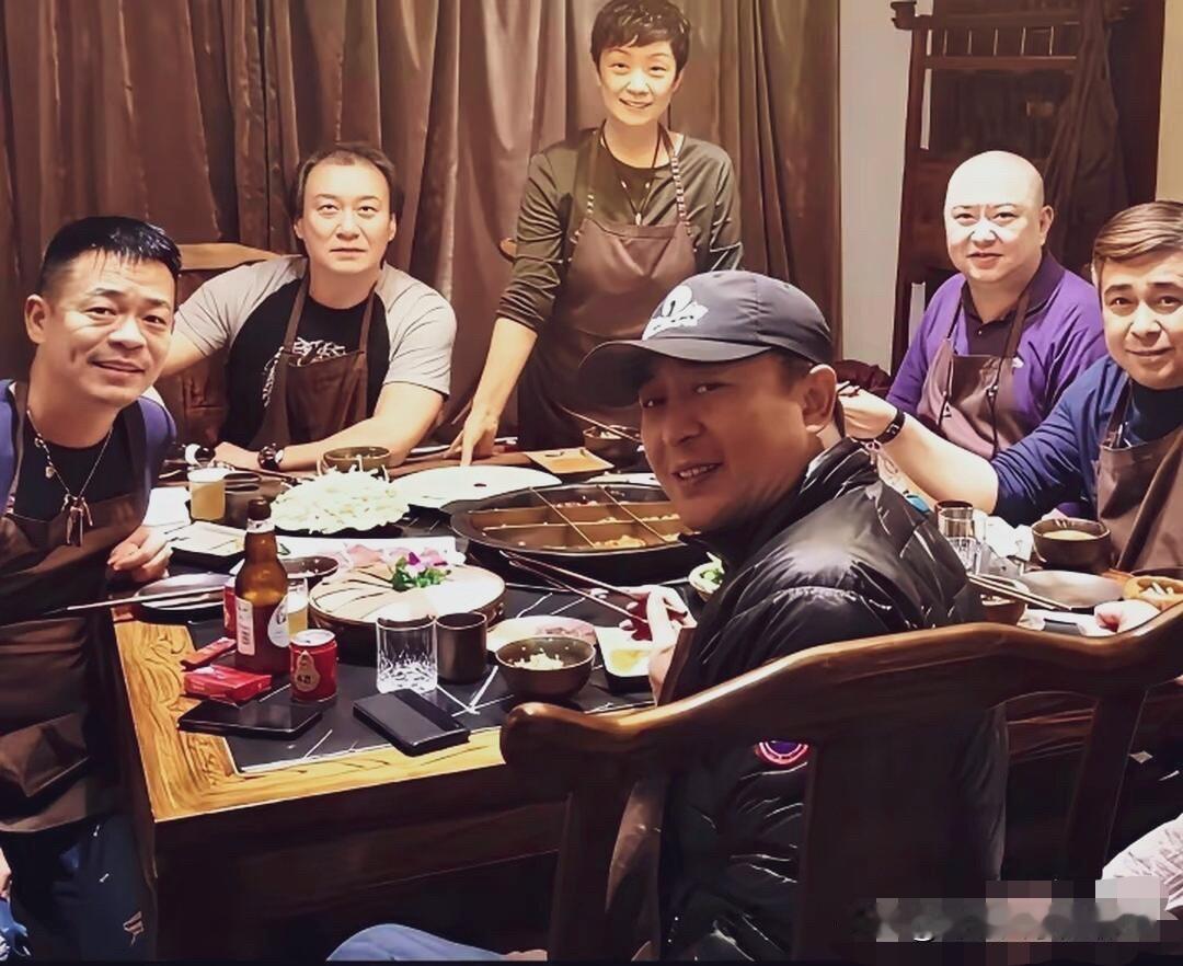 张嘉译和妻子王海燕邀请朋友们一起聚餐，除了孙浩经常跟张嘉译一起拍戏外，另外三个有