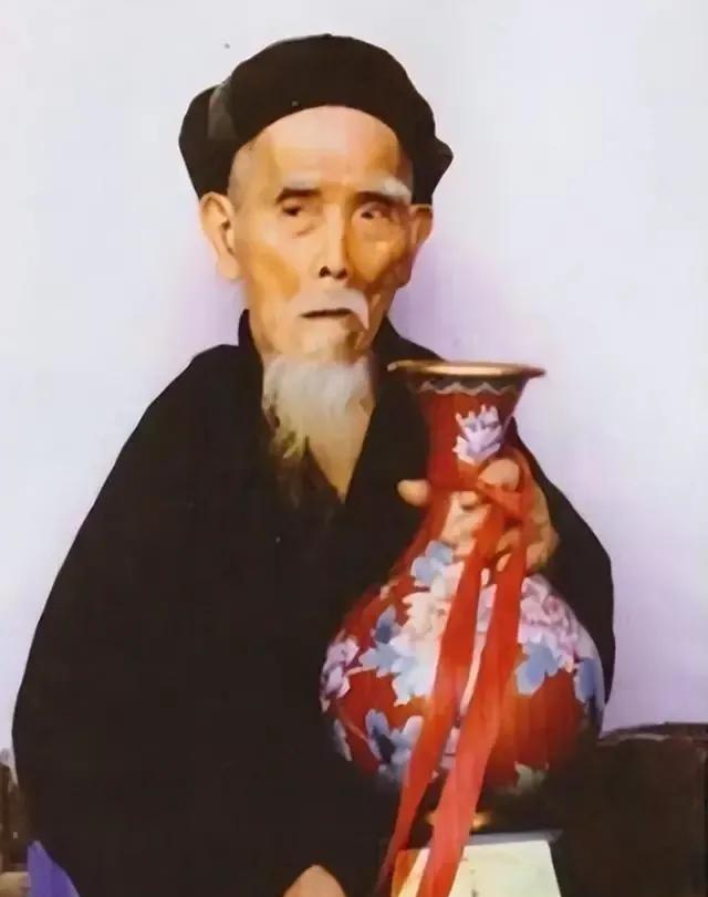 “中国长寿之王”龚来发，终身未娶活到133岁，可匪夷所思的是，他却有一个公认的“