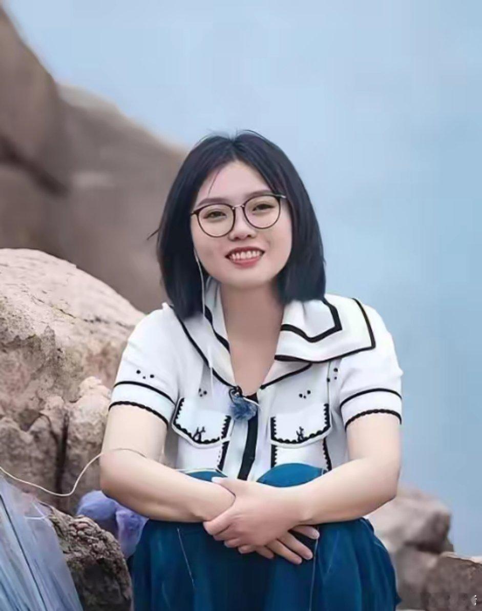 撒贝宁问李雪琴：“你北大啥专业的？”李雪琴笑着说：“说不出口的专业。”撒贝宁一脸