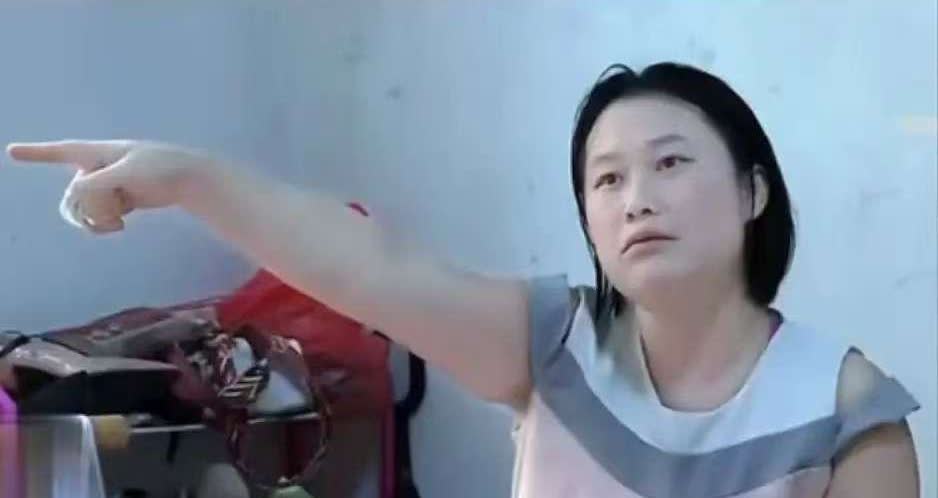 湖南湘潭，一男子月薪8000，每月偷摸给父母300元，妻子发现后，把家里东西全部