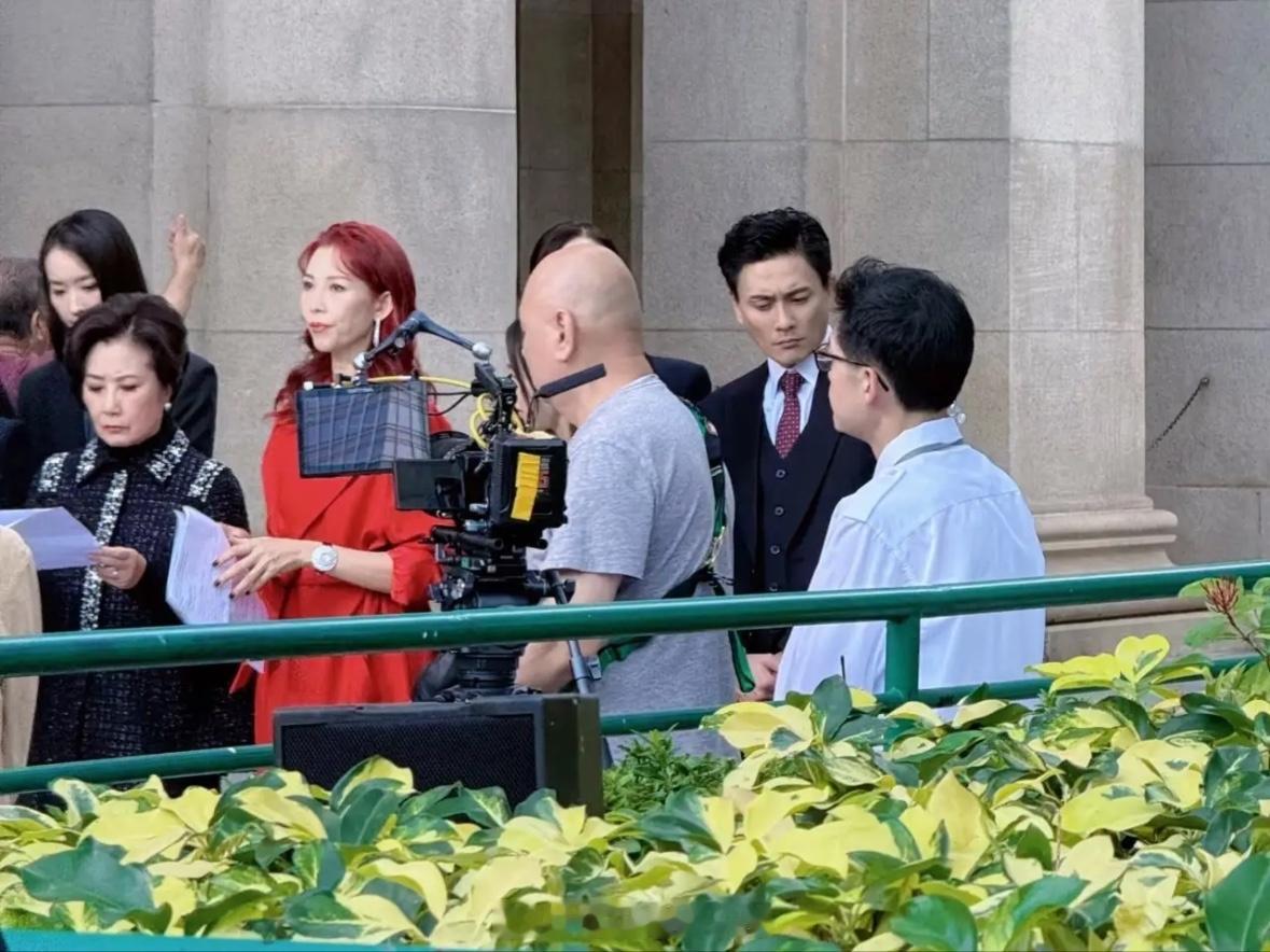有网友在香港偶遇蔡少芬和黄宗泽拍戏，娘娘一头红发，造型好漂亮！