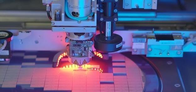 果不其然！英国《金融时报》报道，中国正在测试首台国产深紫外（DUV）光刻机，用于