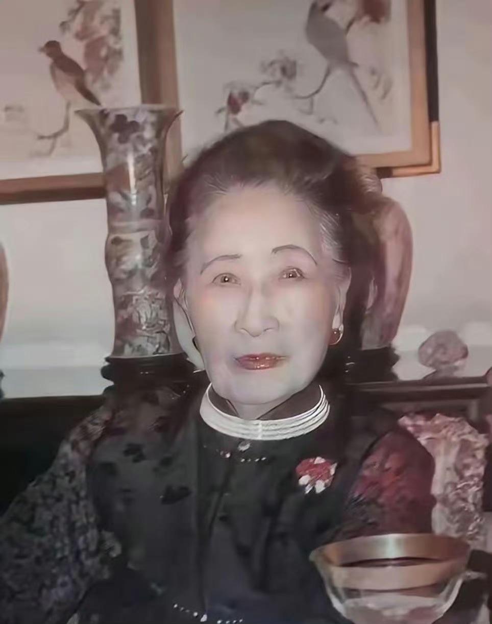 下图是宋美龄100周岁时的照片，拍摄于1997年，拍摄地点是她位于纽约的寓所。她