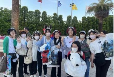 很多人不知道美国人在日本有多猖狂，29日，在日本京都进行集体旅行的13岁中国女中