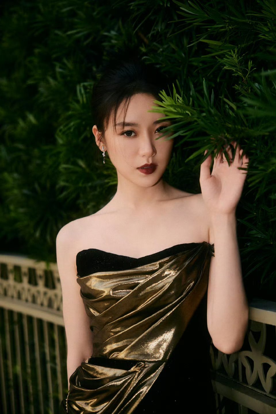 张月一袭鎏金抹胸礼服裙张月​​​