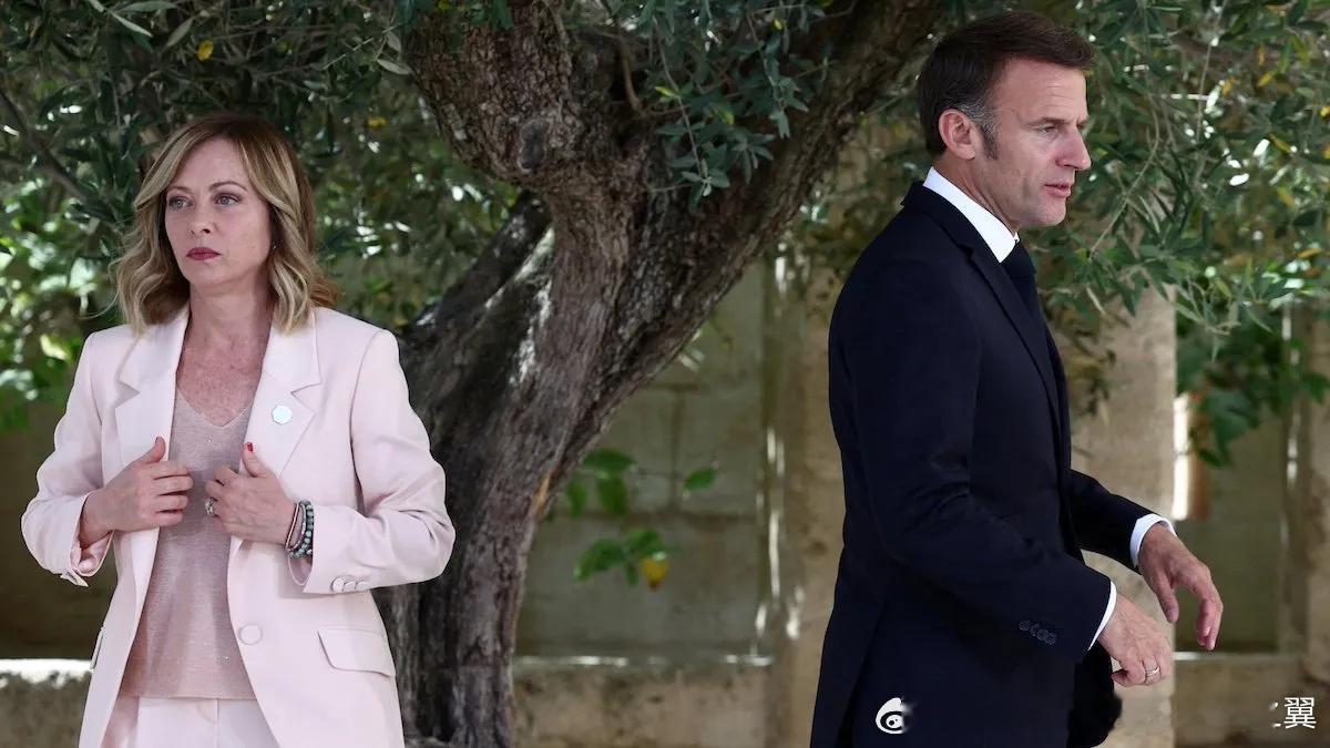 法国总统和意大利总理吵起来了2026年2月中旬，法国23岁的极右翼活动人士康