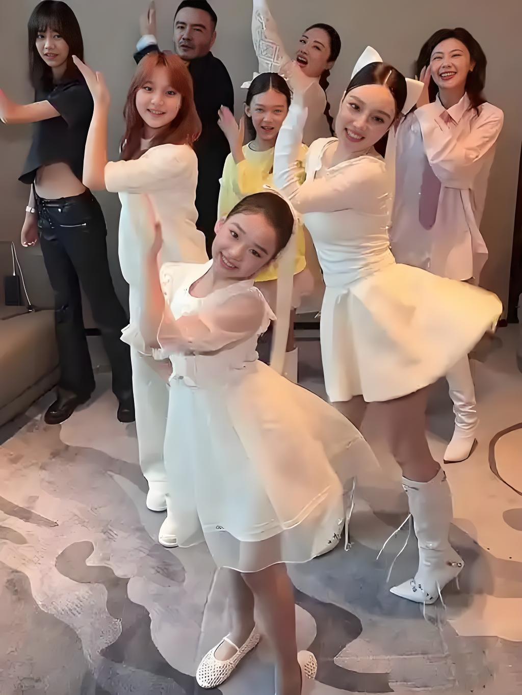 2025年9月6日，在某儿童文艺汇演中，曹颖与王斑的女儿小酒窝以C位领舞惊艳全场
