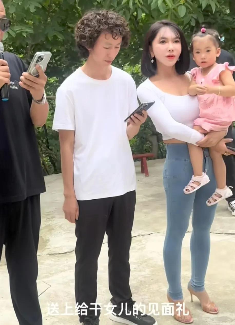 要不是龚玥菲倒贴，庞麦郎都不懂得恋爱。这句话，或许是他们这段感情最真实的写照。