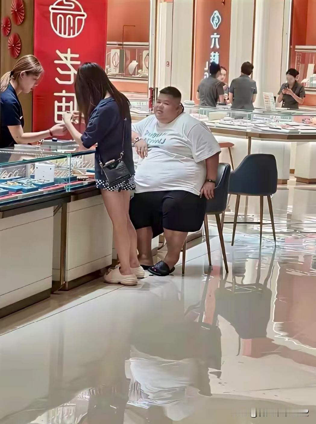 这一刻!我又相信了爱情!偶遇一对买金饰的情侣，女的沉浸式挑选，男友在旁边欣赏着